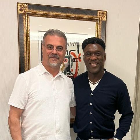 ستاره سابق میلان و رئال مادرید در استقلال ستاره سابق میلان و رئال مادرید در استقلال