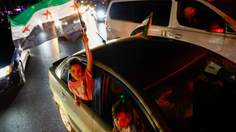 جشن‌ در سوریه در پی اعلام لغو تحریم‌ها توسط ترامپ / کاهش ۳۳ درصدی قیمت دلار در سوریه