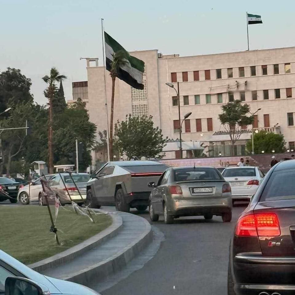 عکس | حضور عجیب سایبرتراک در خیابانهای سوریه عکس | حضور عجیب سایبرتراک در خیابانهای سوریه