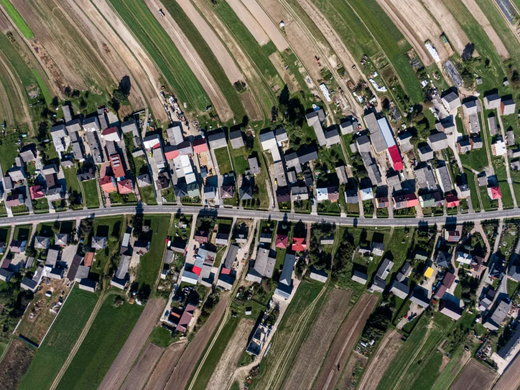 تصاویر | روستایی که همه ساکنانش در یک خیابان زندگی و کار می‌کنند