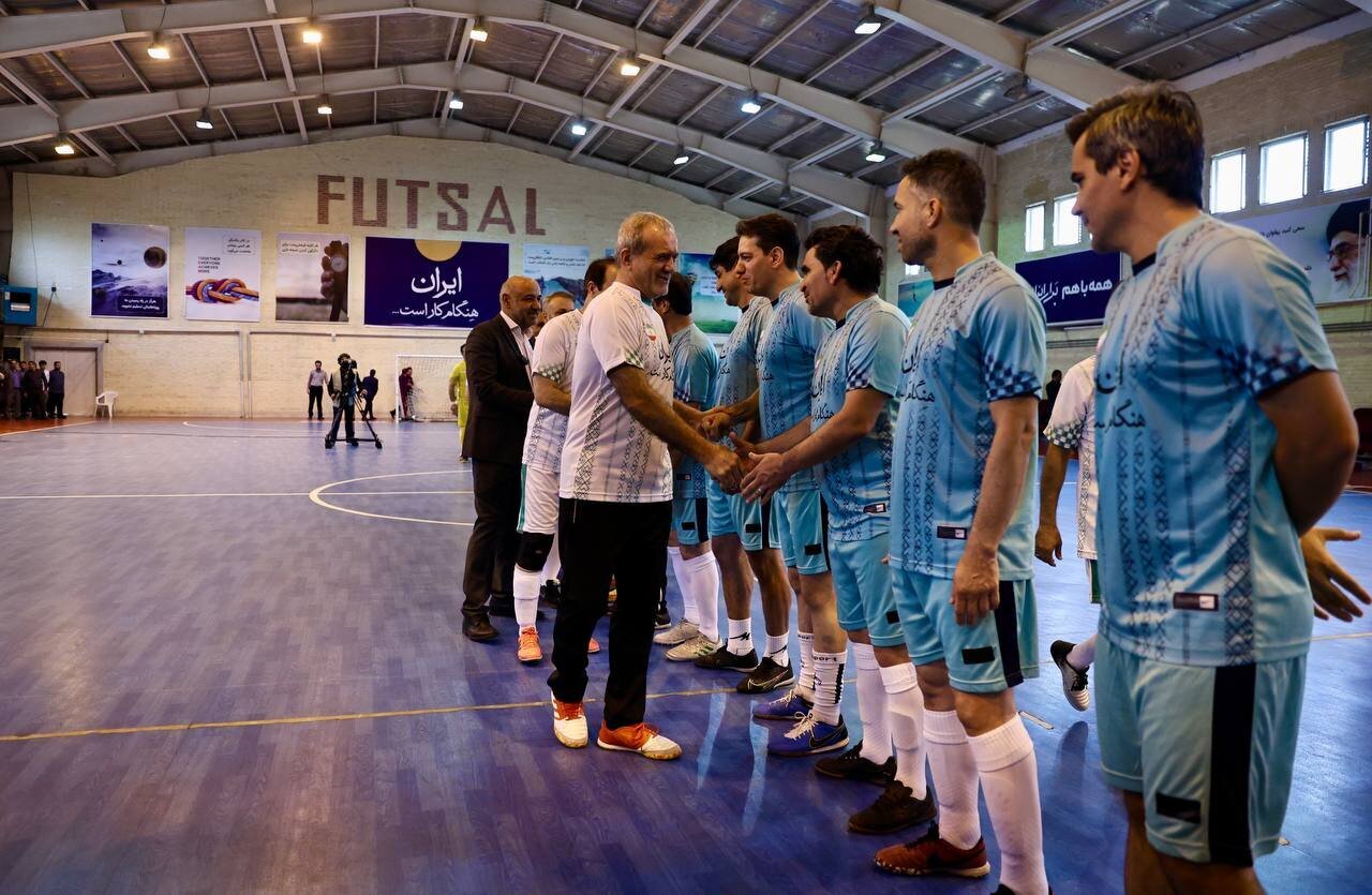 تصاویر | پزشکیان پابه‌توپ شد