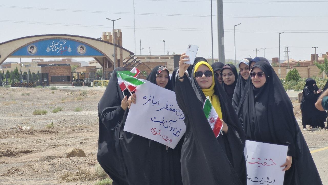 دانشجویان مقابل سایت هستهای فردو تجمع کردند دانشجویان مقابل سایت هستهای فردو تجمع کردند