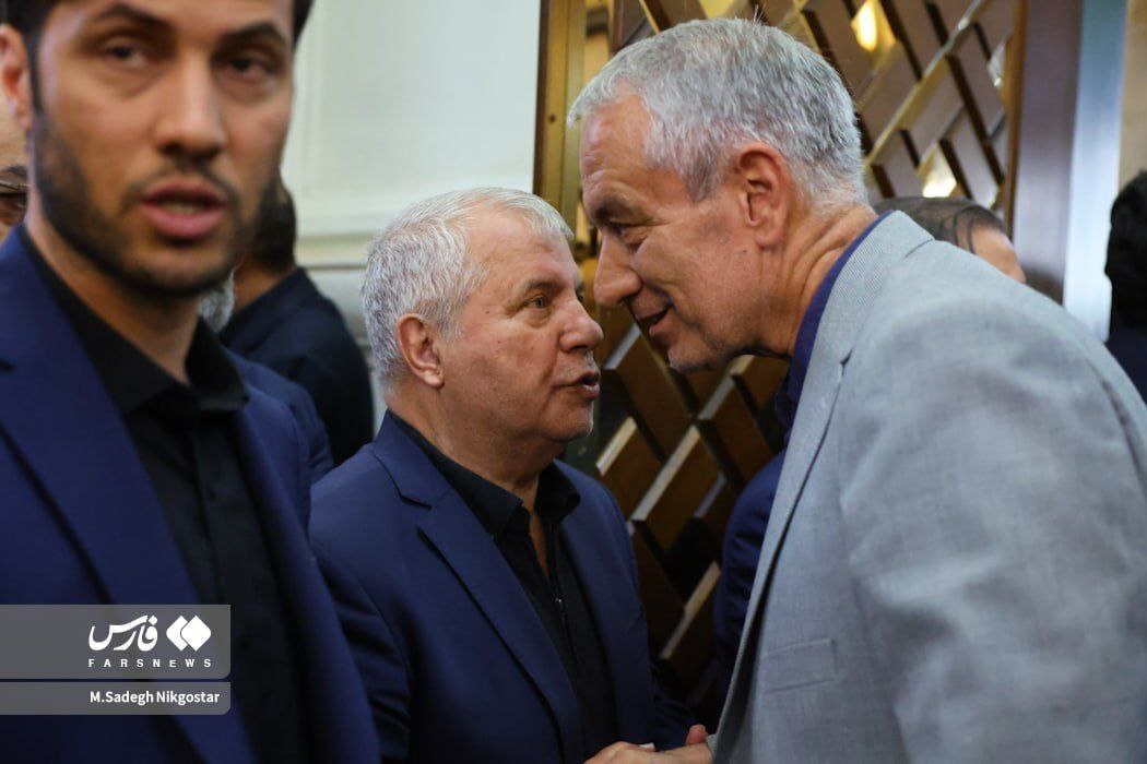 تصاویر | حضور چهره‌ها در مراسم ختم پدر علی انصاری؛ از علی پروین تا بابک زنجانی و وحید حقانی