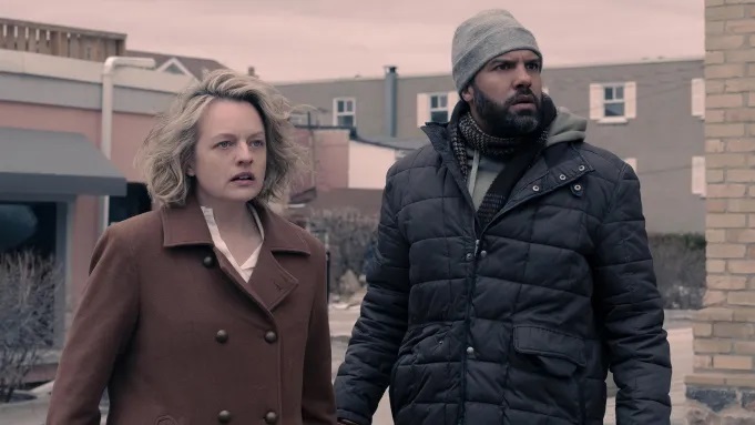 پایان ناامیدکننده سریال «سرگذشت ندیمه»؛ قصه زنی که پیراهن قرمز به تن می‌کرد