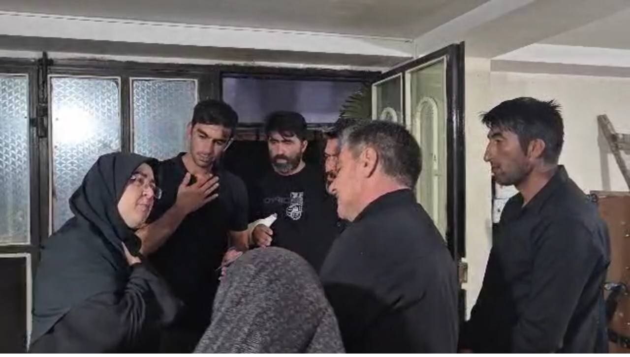 (تصاویر) سخنگوی دولت به خانه مرحوم الهه حسین‌نژاد رفت