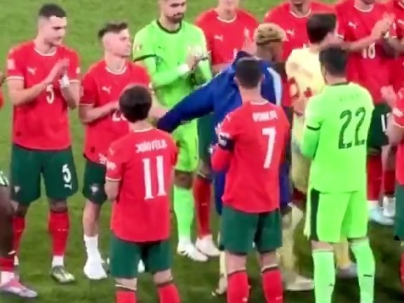 عکس | اقدام جنجالی یامال علیه کریستیانو رونالدو؛ واکنش رونالدو همه را شوکه کرد! عکس | اقدام جنجالی یامال علیه کریستیانو رونالدو؛ واکنش رونالدو همه را شوکه کرد!