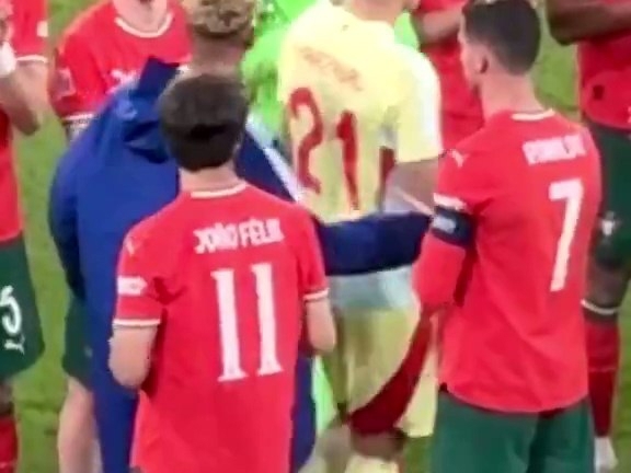 عکس | اقدام جنجالی یامال علیه کریستیانو رونالدو؛ واکنش رونالدو همه را شوکه کرد! عکس | اقدام جنجالی یامال علیه کریستیانو رونالدو؛ واکنش رونالدو همه را شوکه کرد!