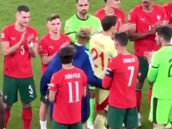 عکس | اقدام جنجالی یامال علیه کریستیانو رونالدو؛ واکنش رونالدو همه را شوکه کرد! عکس | اقدام جنجالی یامال علیه کریستیانو رونالدو؛ واکنش رونالدو همه را شوکه کرد!