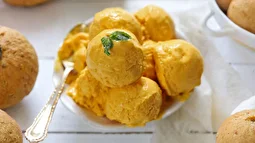 صف کیلومتریِ و عجیب مردم برای خرید بستنی انبه