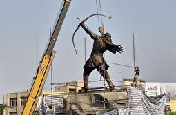 (ویدئو) مجسمۀ ۱۵ متری آرش در میدان ونک تهران نصب شد
