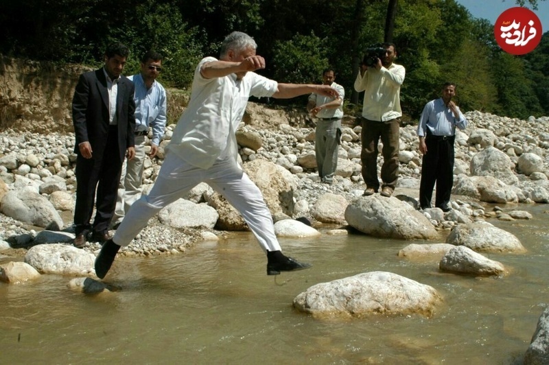 عکس | تونل زمان؛ آیت‌الله هاشمی در حال پریدن از یک رودخانه پرآب