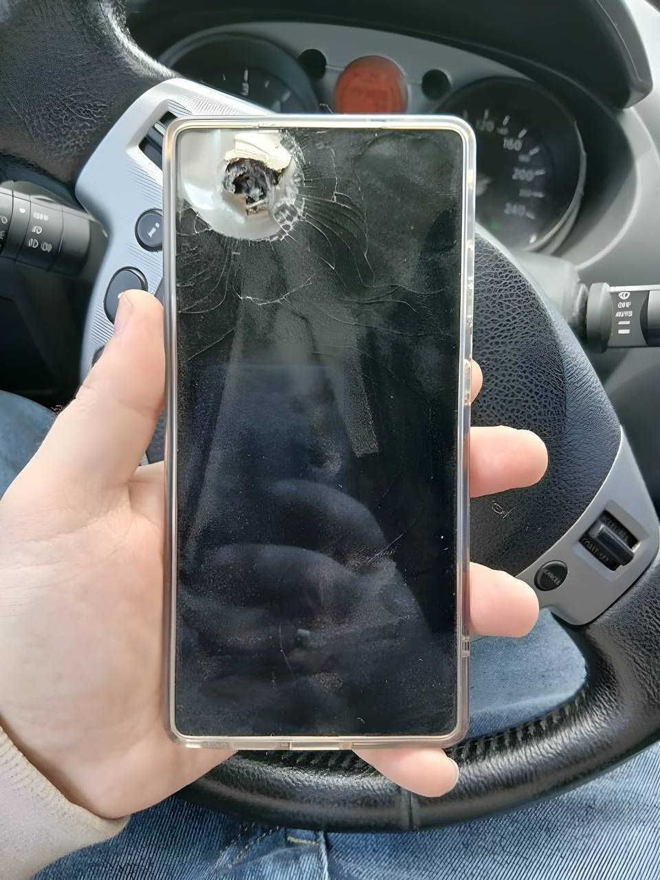 عکس | گلکسی S25 اولترا به طرز عجیبی جان سرباز اوکراینی را نجات داد