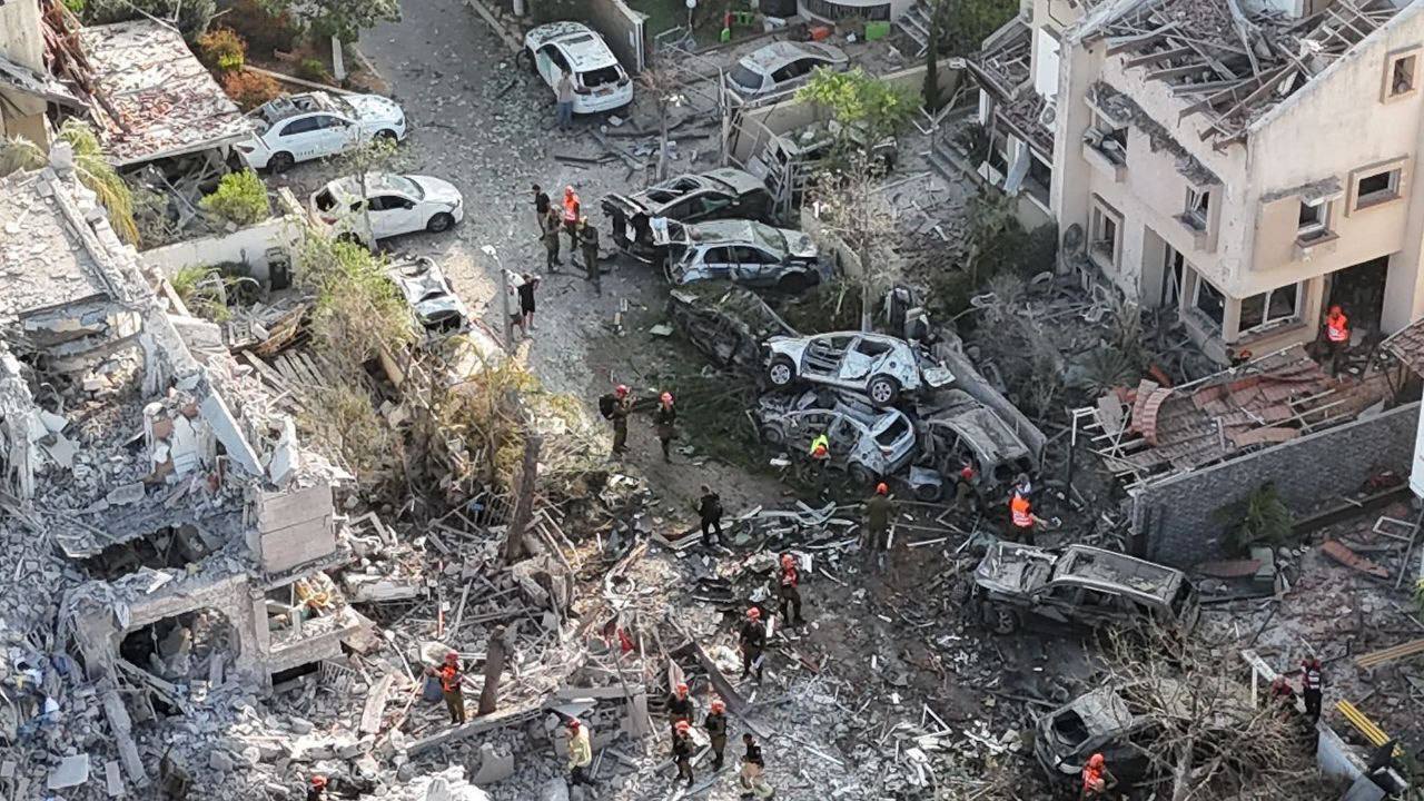 تصاویر | تخریب ناشی از اصابت موشک ایرانی به جنوب تل‌آویو (ریشون لتسیون)