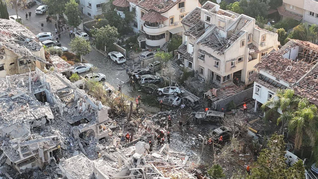 تصاویر | تخریب ناشی از اصابت موشک ایرانی به جنوب تل‌آویو (ریشون لتسیون)