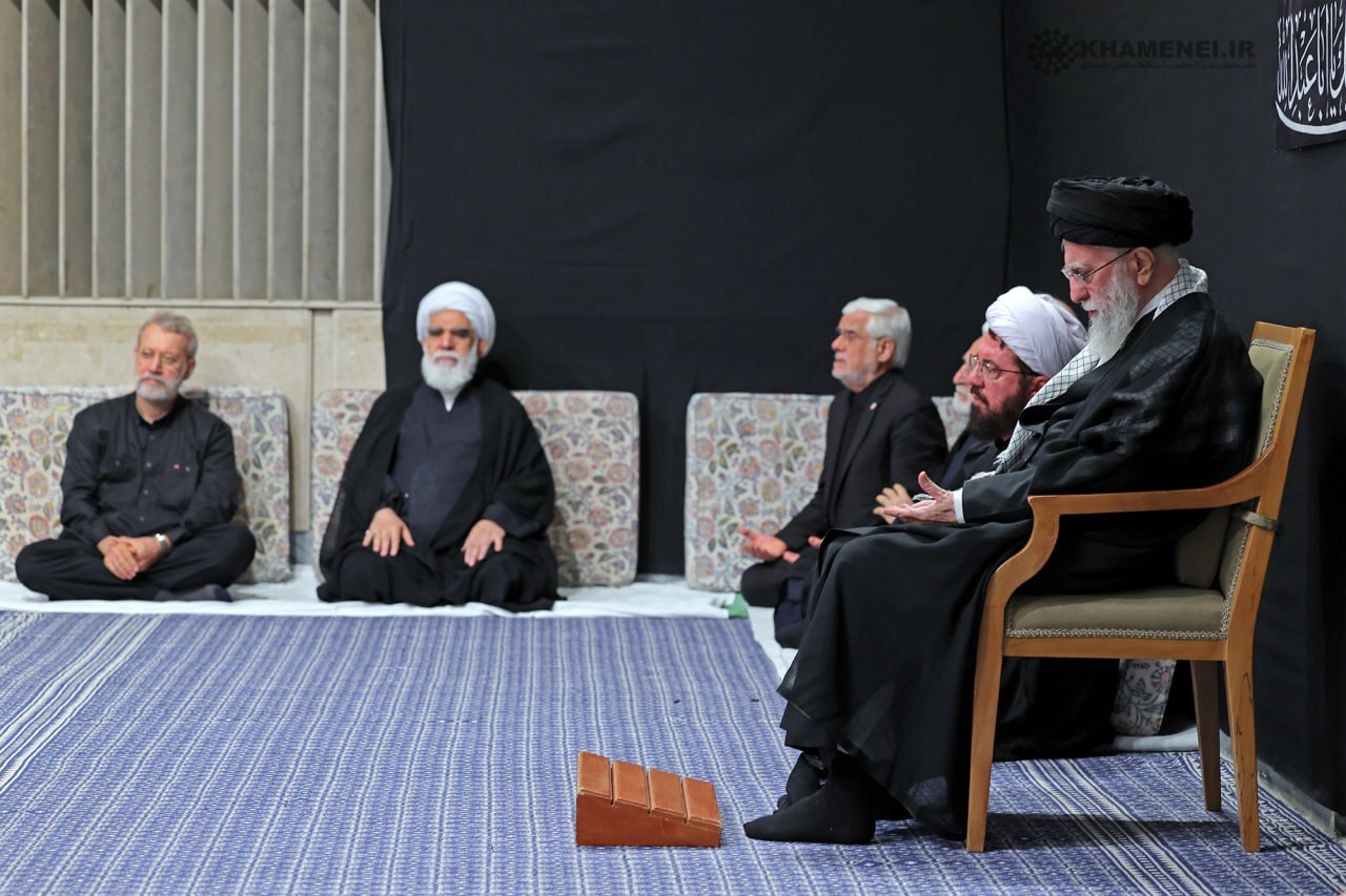 تصاویر | رهبر انقلاب در مراسم عزاداری شب عاشورای