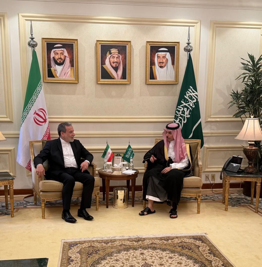 اولین تصاویر از قرار ملاقات مهم عراقچی در عربستان