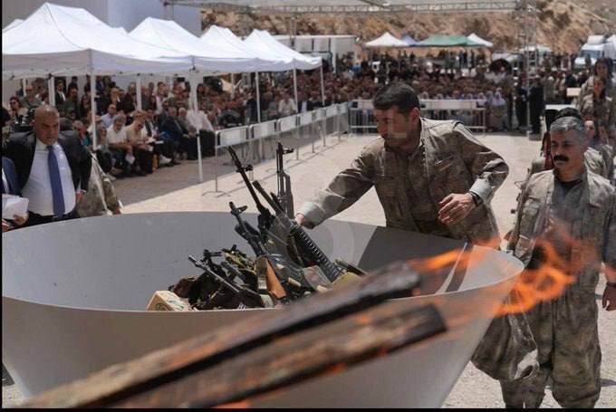 اولین تصاویر از امحای سلاح توسط عناصر پ.ک.ک اولین تصاویر از امحای سلاح توسط عناصر پ.ک.ک