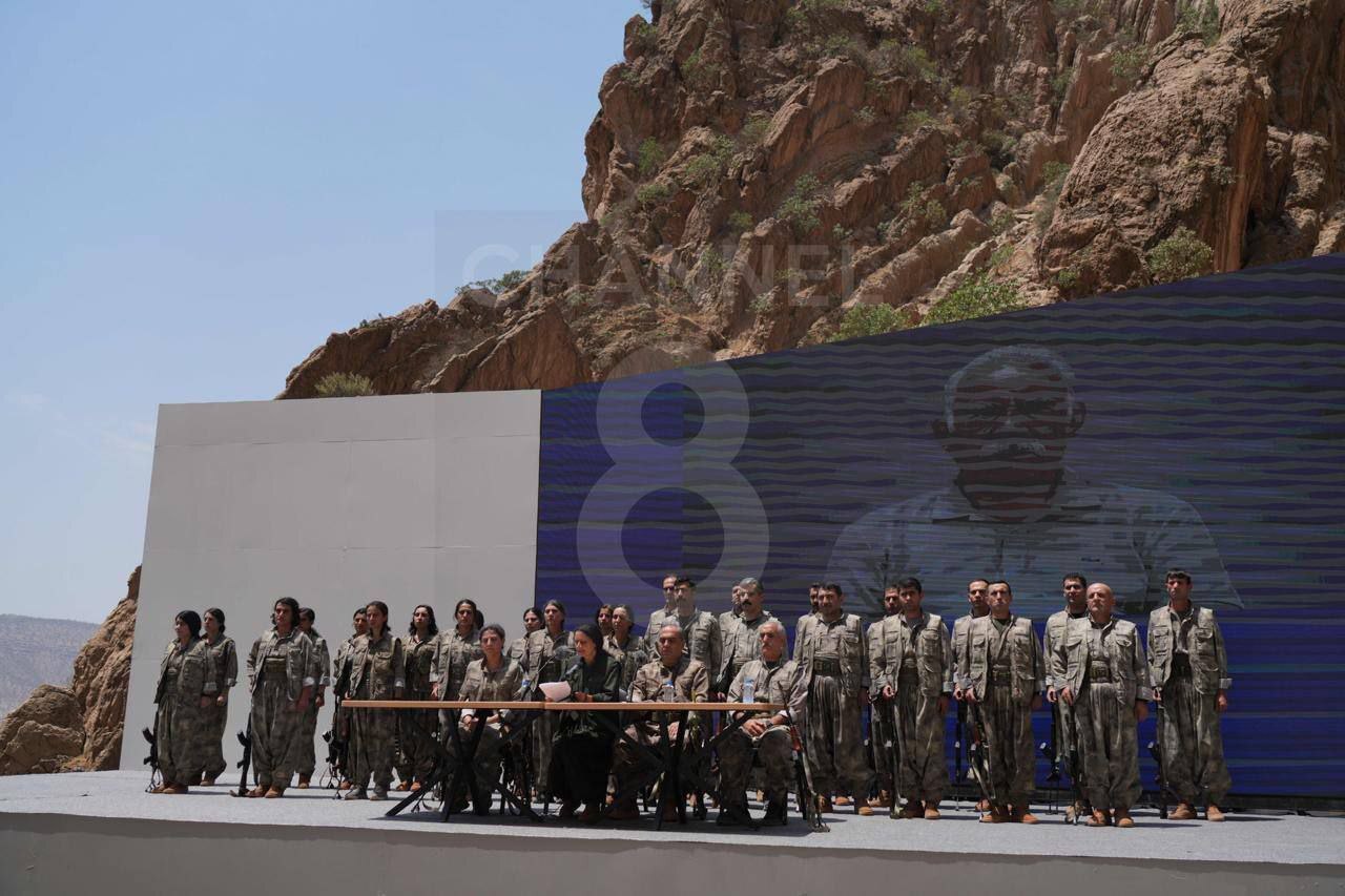 اولین تصاویر از امحای سلاح توسط عناصر پ.ک.ک اولین تصاویر از امحای سلاح توسط عناصر پ.ک.ک