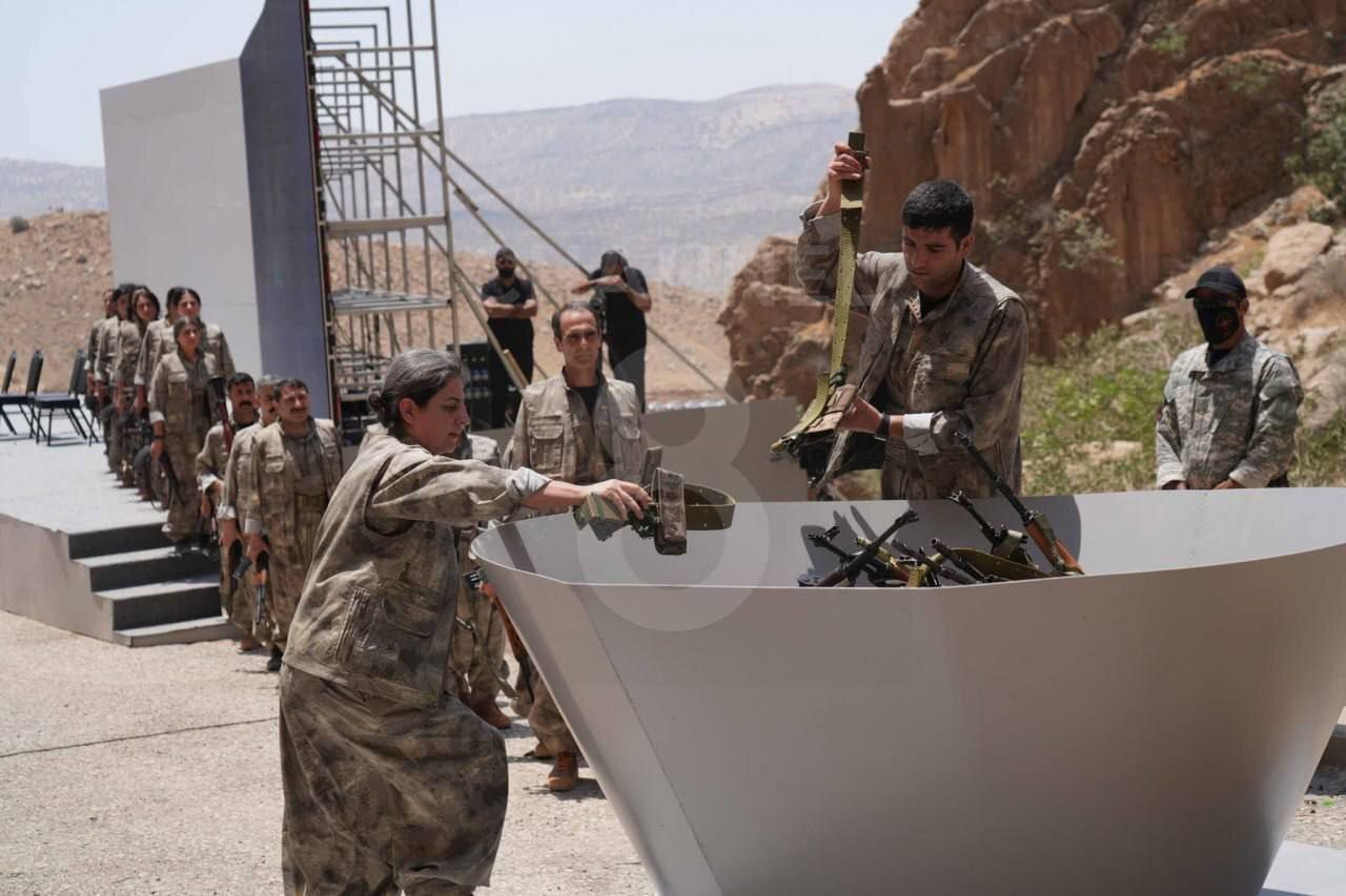 اولین تصاویر از امحای سلاح توسط عناصر پ.ک.ک اولین تصاویر از امحای سلاح توسط عناصر پ.ک.ک