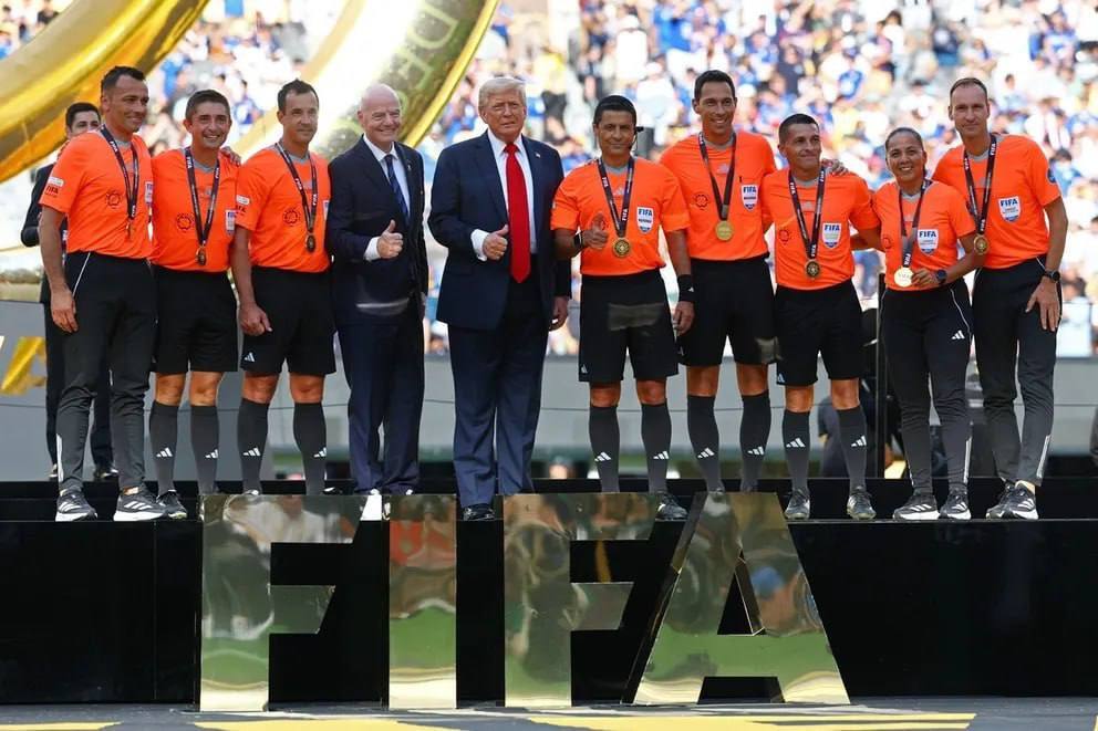 عکس | حمله به علیرضا فغانی به خاطر عکس گرفتن با ترامپ