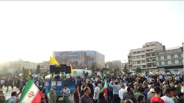 تجمع جمعی از تهرانی‌ها برای تقدیر از نیرو‌های مسلح