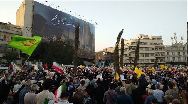 تجمع جمعی از تهرانی‌ها برای تقدیر از نیرو‌های مسلح