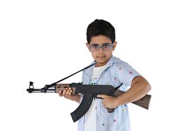 ویدئو | گمراه شدن پلیس بدلیل تفنگ پلاستیکی کودک در خودرو!