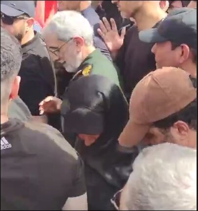 عکس| ظریف با کلاه ایران در مراسم بدرقه شهدای جنگ | تصویری از سردار قاآنی