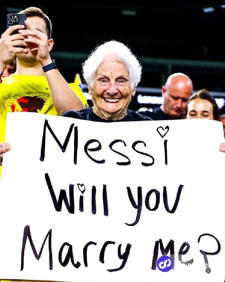 عکس | درخواست ازدواج از لیونل مسی در میانه بازی فوتبال!