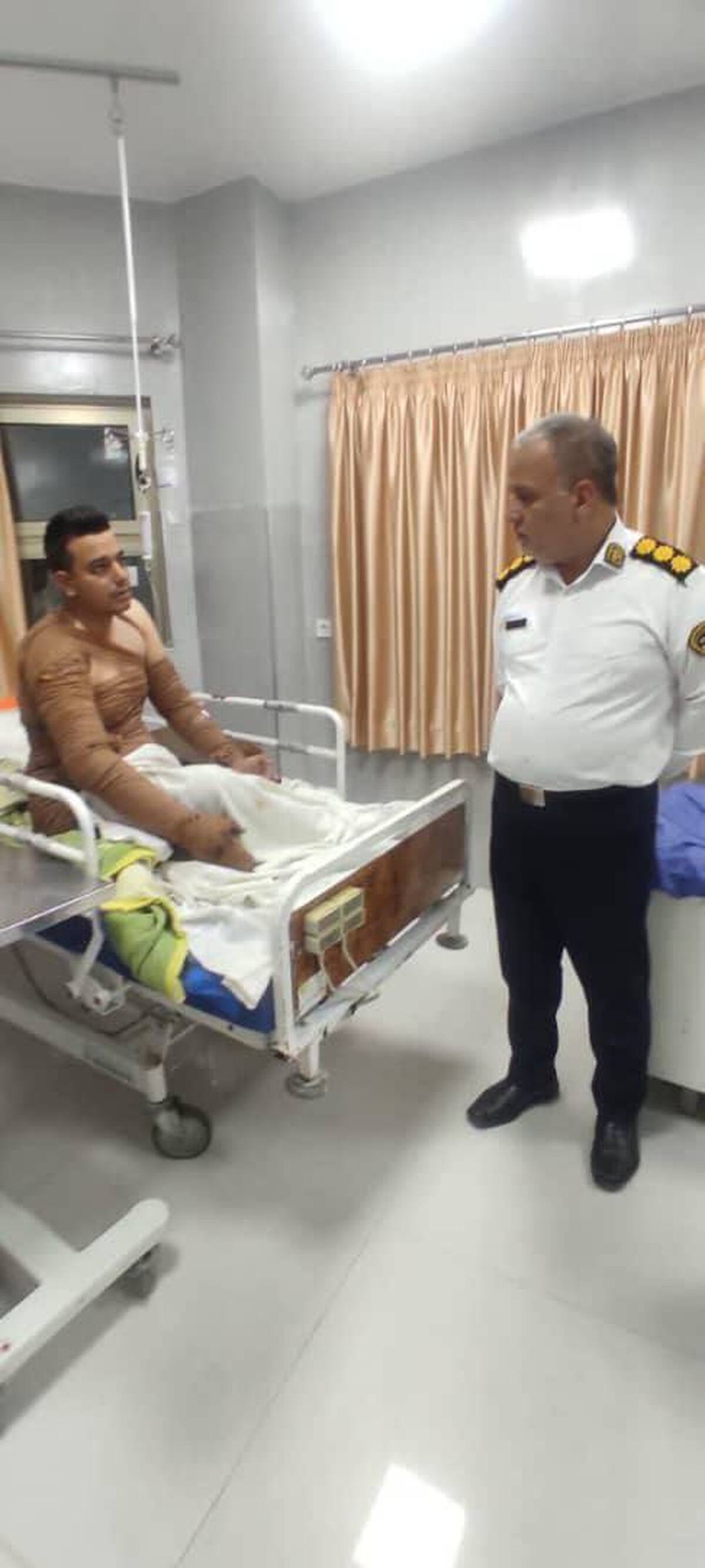 تصویر پلیسی که توسط یک راننده آتش زده شد