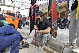 ویدئو | نذر واکس کفش در تجمع اربعینِ تهران جلب توجه کرد