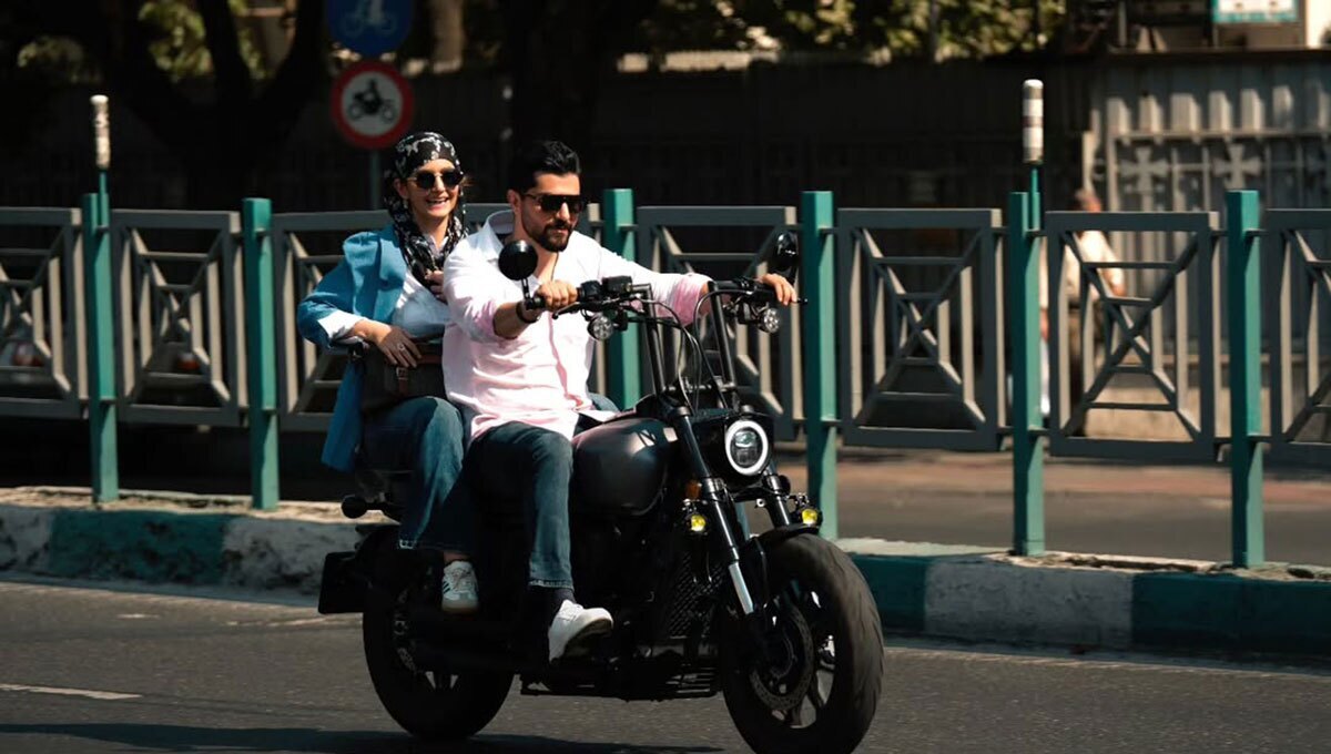 عکس | پردیس احمدیه و سینا مهراد سوار بر موتور در سریال «از یاد رفته»