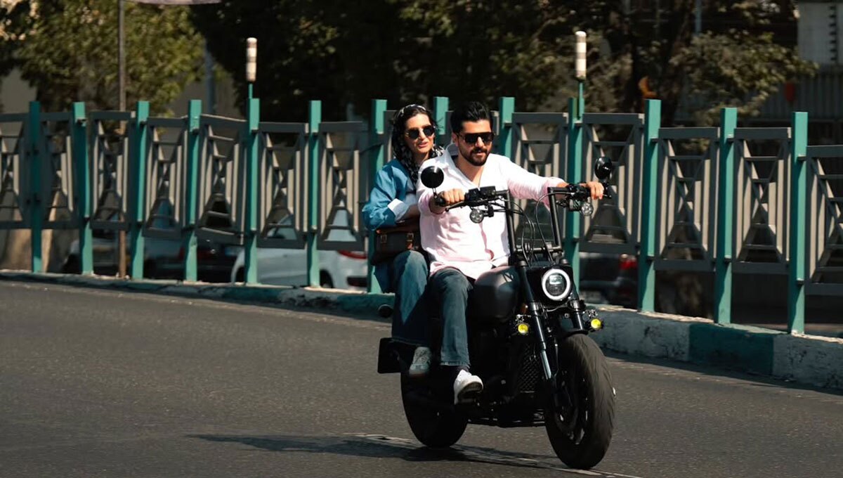 عکس | پردیس احمدیه و سینا مهراد سوار بر موتور در سریال «از یاد رفته»