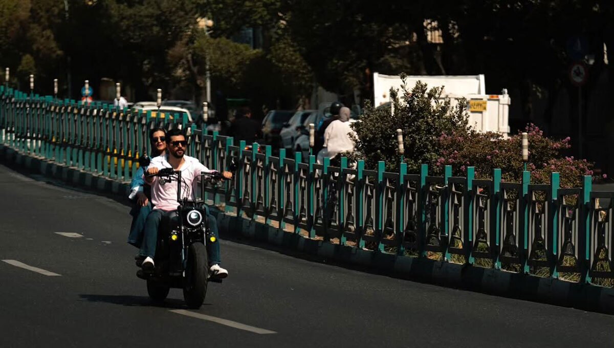 عکس | پردیس احمدیه و سینا مهراد سوار بر موتور در سریال «از یاد رفته»