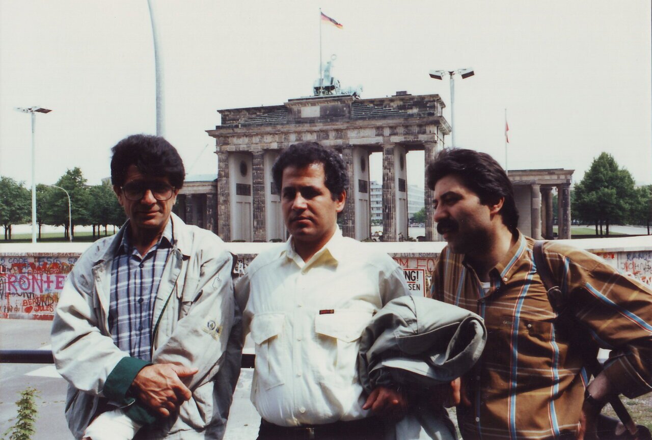عکسی از محمدرضا شجریان در کنار دیوار برلین پیش از فروپاشی عکسی از محمدرضا شجریان در کنار دیوار برلین پیش از فروپاشی
