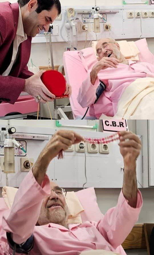 عکس | خاتمی با یک هدیه خاص در بیمارستان سورپرایز شد