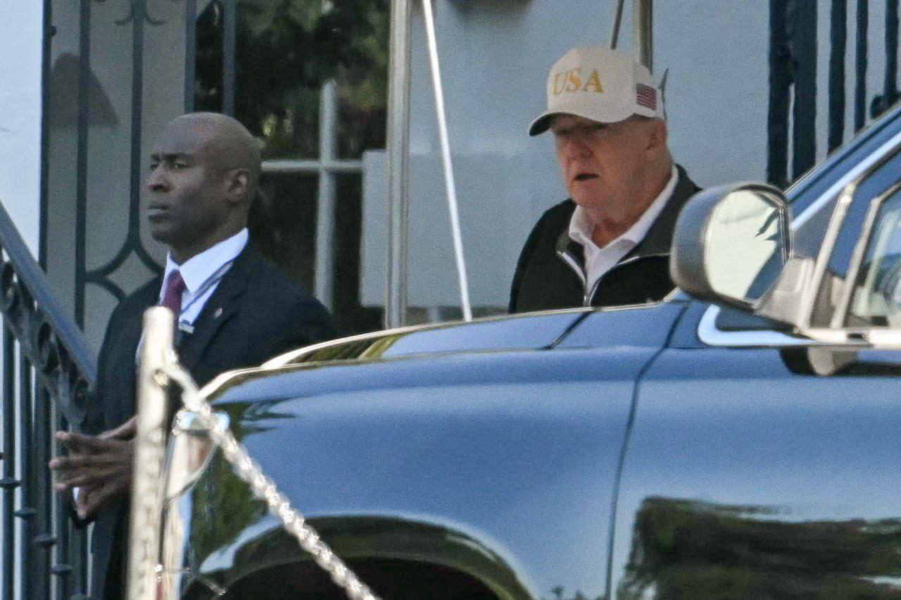 تصاویر جدید و خبرساز از ترامپ که در آن دست خود را پنهان کرده است! تصاویر جدید و خبرساز از ترامپ که در آن دست خود را پنهان کرده است!