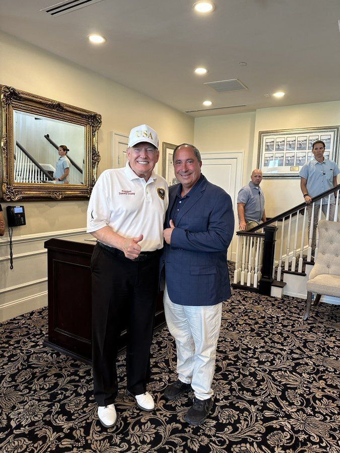 تصاویر جدید و خبرساز از ترامپ که در آن دست خود را پنهان کرده است! تصاویر جدید و خبرساز از ترامپ که در آن دست خود را پنهان کرده است!