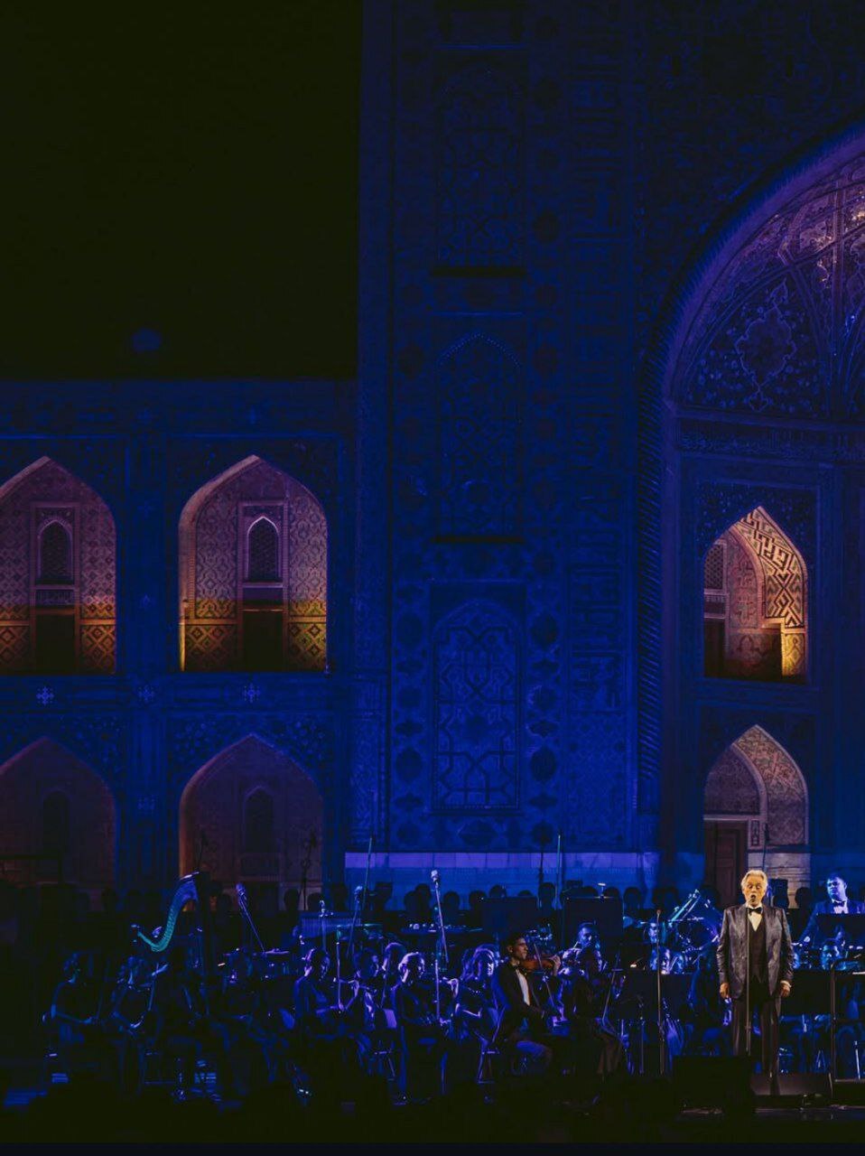 (تصاویر) کنسرت خواننده مشهور ایتالیایی در یکی از شاهکار‌های معماری ایرانی-شرقی