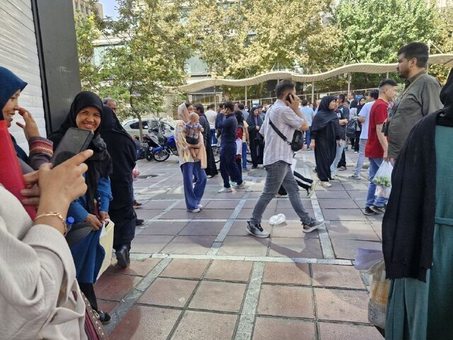 ماجرای ازدحام اتباع افغان در مقابل پلیس مهاجرت ماجرای ازدحام اتباع افغان در مقابل پلیس مهاجرت