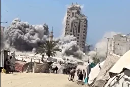 (ویدئو) لحظه فروریختن برج السوسی در غزه با موشک سنگین