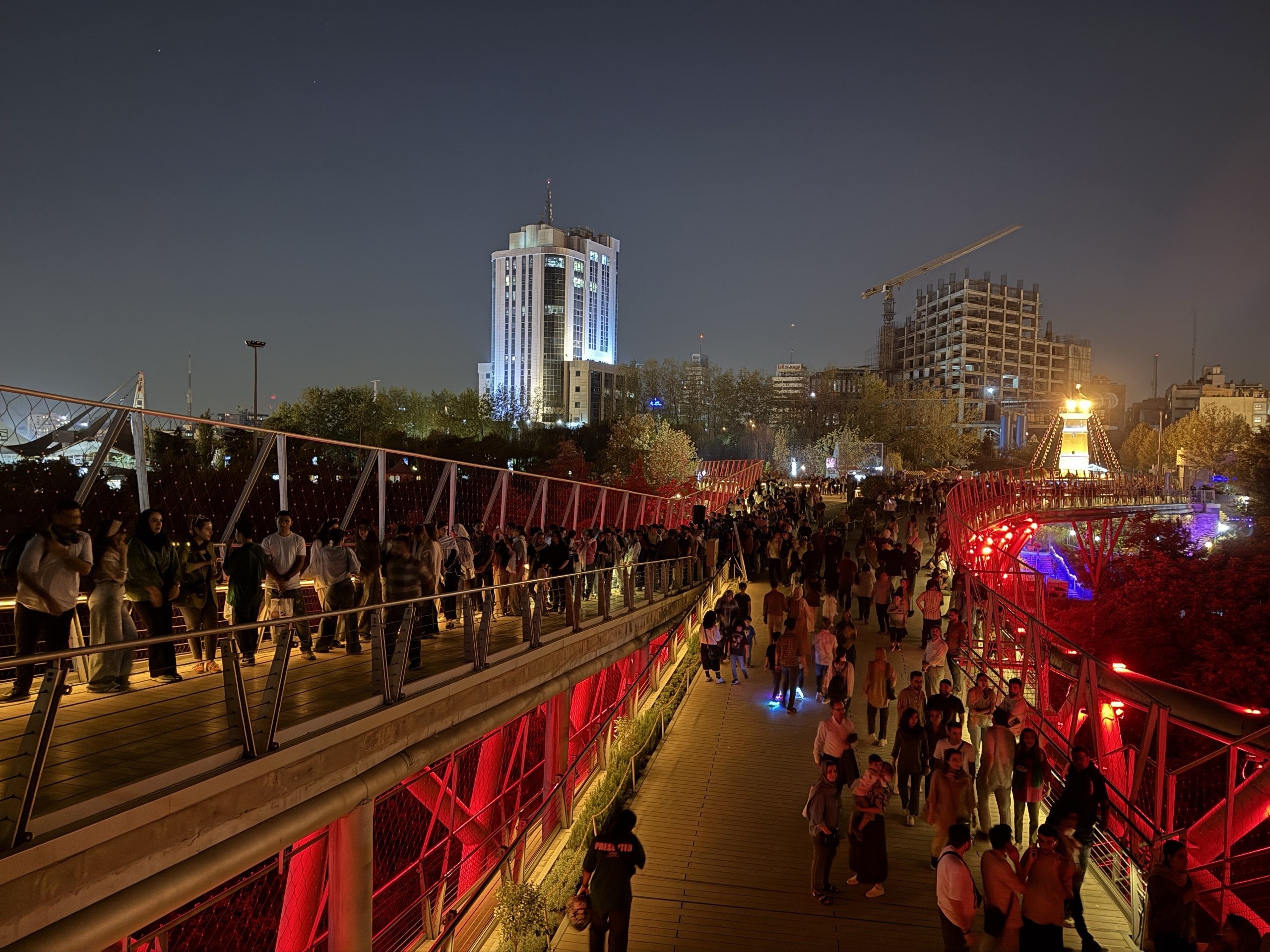 یک ایران در این لحظات بالای پشت‌بام است!