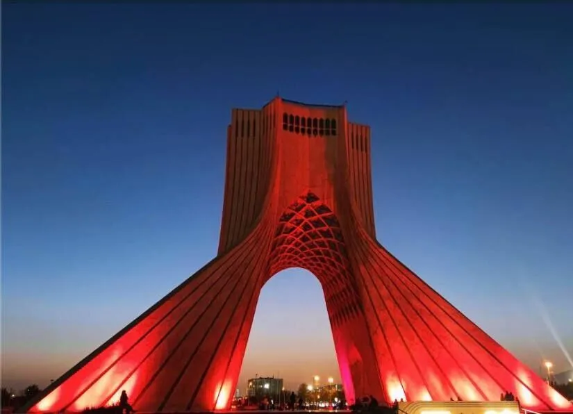 برج آزادی به رنگ قرمز درآمد