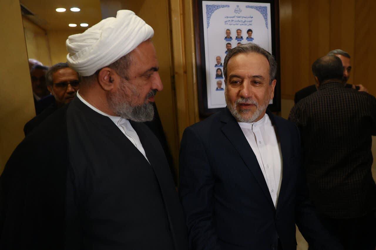 (عکس) دوره شدن عراقچی توسط نمایندگان تندروی مجلس (عکس) دوره شدن عراقچی توسط نمایندگان تندروی مجلس