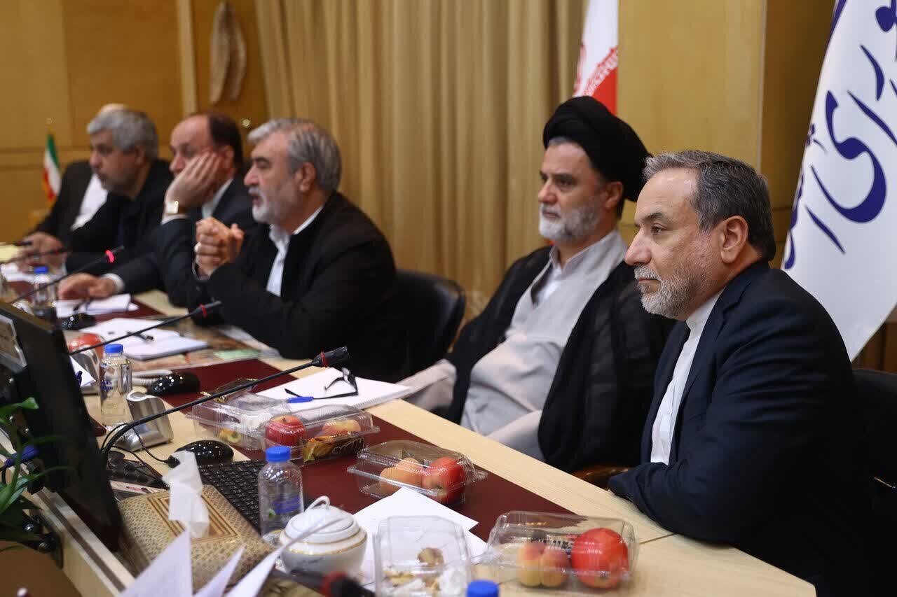 (عکس) دوره شدن عراقچی توسط نمایندگان تندروی مجلس (عکس) دوره شدن عراقچی توسط نمایندگان تندروی مجلس