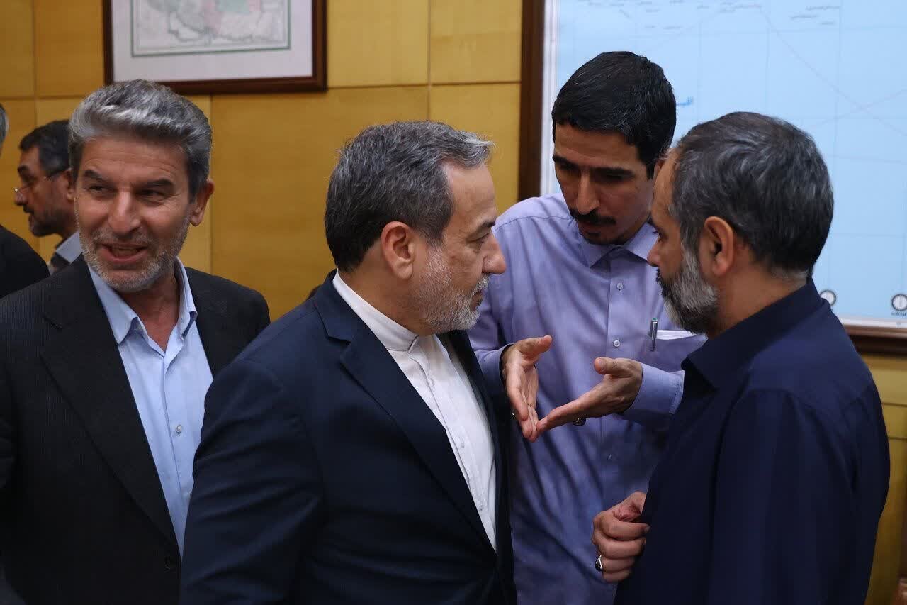 (عکس) دوره شدن عراقچی توسط نمایندگان تندروی مجلس (عکس) دوره شدن عراقچی توسط نمایندگان تندروی مجلس