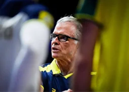 (ویدئو) گریه و اشک‌های بی امان «برناردو رزنده» سرمربی نامدار جهان کنار زمین