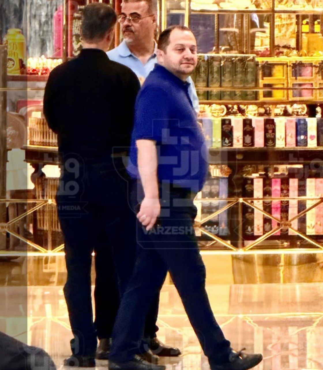 تصاویر لو رفته از مدیران استقلال در امارات؛ توقف برای خریدن آیفون 17