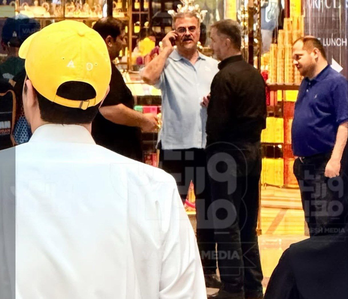 تصاویر لو رفته از مدیران استقلال در امارات؛ توقف برای خریدن آیفون 17