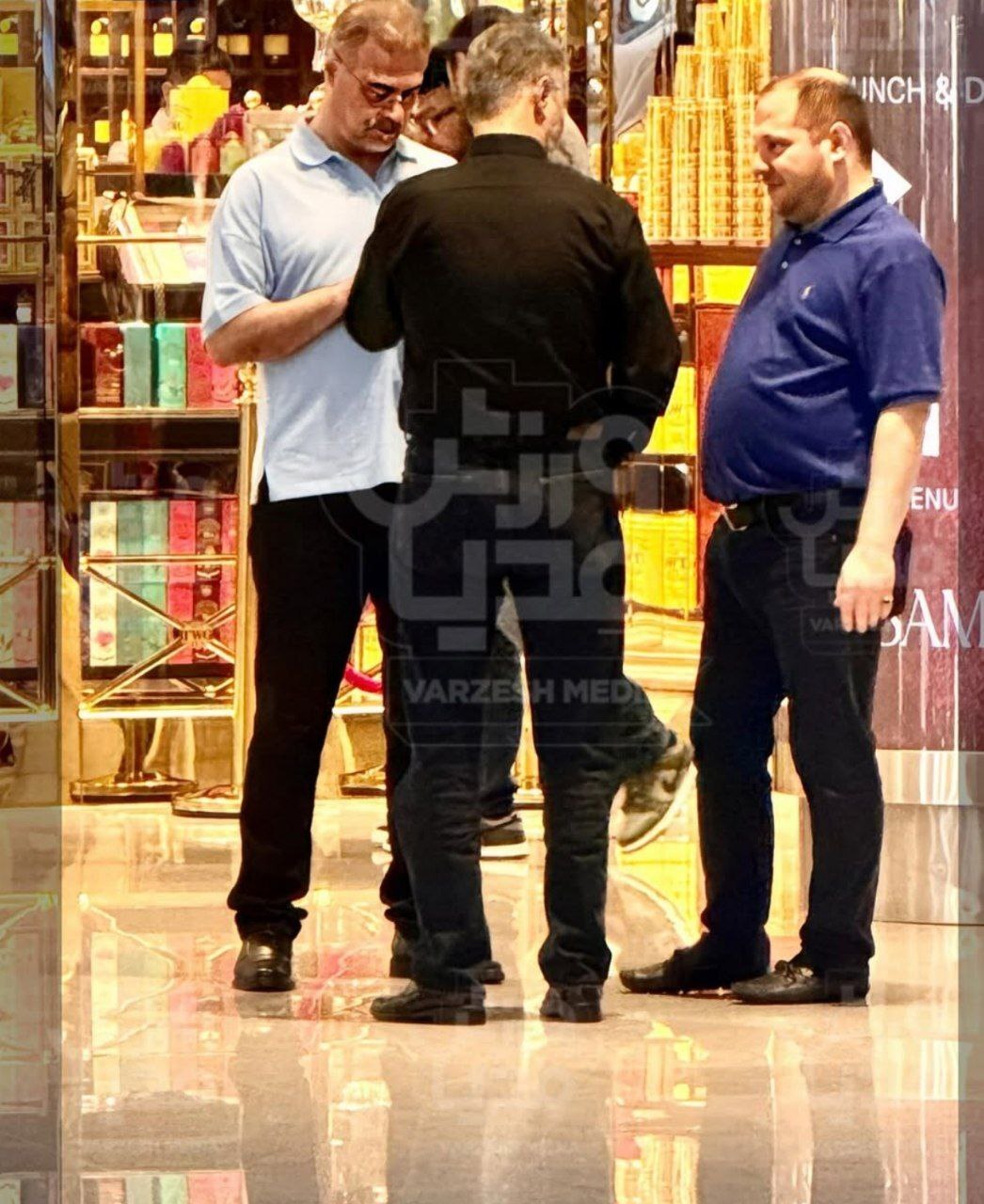 تصاویر لو رفته از مدیران استقلال در امارات؛ توقف برای خریدن آیفون 17